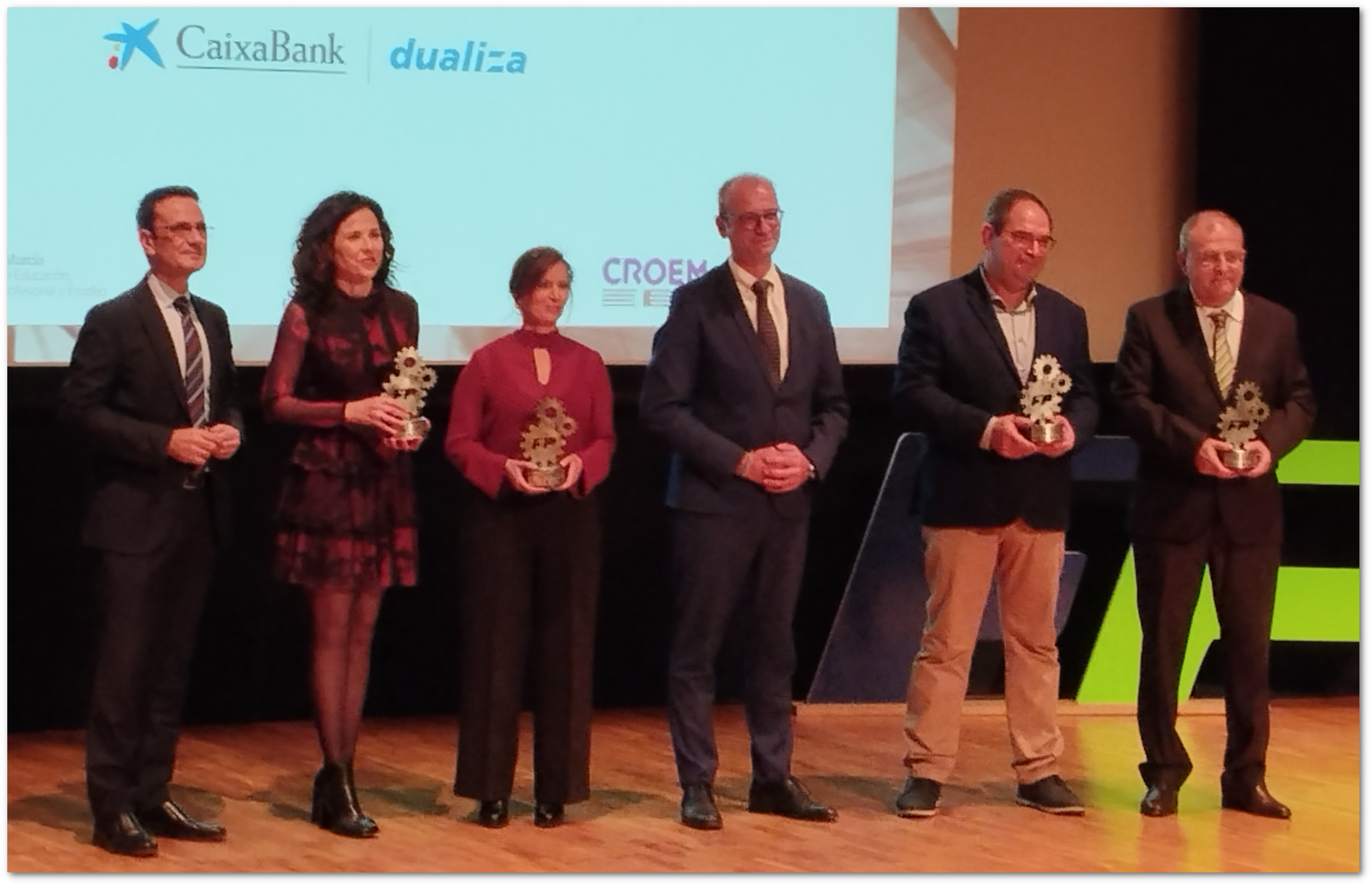 Esperanza recibiendo su premio