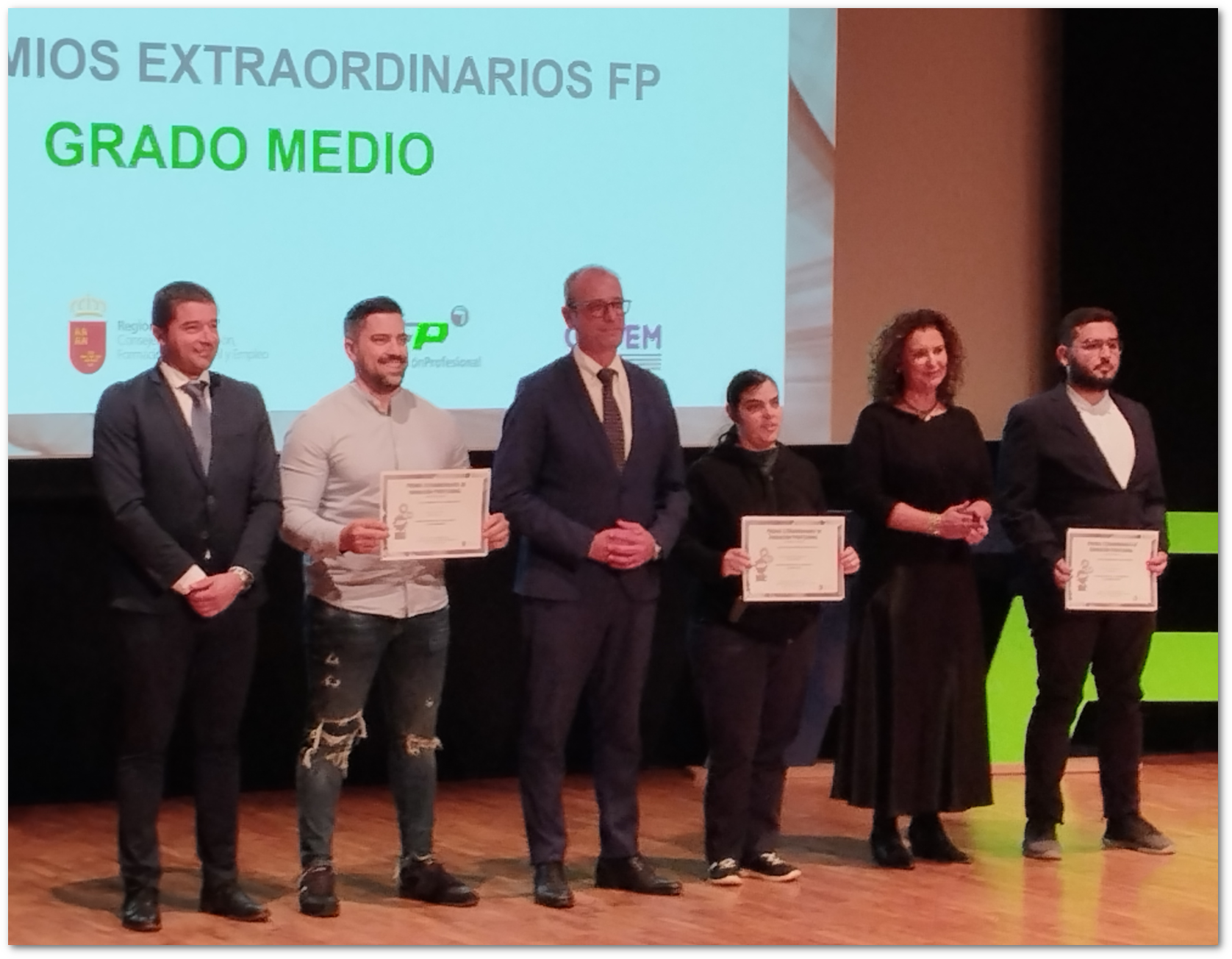 Moisés recibiendo su premio